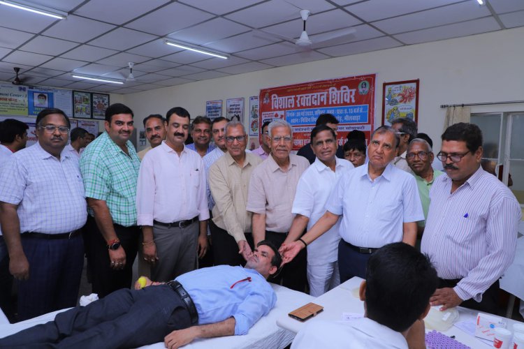 महेश नवमी महोत्सव के तहत पहला रक्तदान शिविर नितिन स्पिनर्स में आयोजित हुआ तेज गर्मी में भी 227 यूनिट रक्तदान किया