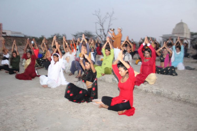किन्नर योग TTC के प्रथम चरण मे बूंदी में किन्नर समाज ने भीमलत में ध्यान योग का किया अभ्यास