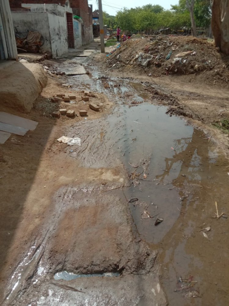 सरकारी रकम बर्बाद करने वाले अधिकारी लगा रहे स्वच्छता का नारा: गंदगी से बजबज आ रहे गांव