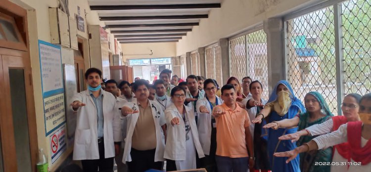 विश्व तम्बाकू निषेध दिवस पर स्वास्थ्य कर्मियों ने ली शपथ: अस्पताल के मुख्य द्वार पर बिक्री जारी