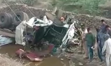 ट्रेक्टर ट्रेलर में भीषण भिड़ंत,शव निकालने में 10 घंटे लगे