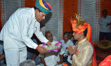 दहेज में मिले 11 लाख रुपए लौटा कर दिया समाज को संदेश