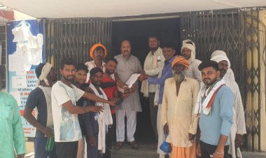 रामगढ़ नगर पालिका क्षेत्र के पुठी गांव के दर्जनों लोगों ने पेयजल की किल्लत से परेशान होकर एसडीएम को ज्ञापन सौंपा