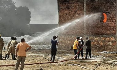 दोना पत्तल की फैक्ट्री में लगी आग 15 घंटे की मशक्कत में पाया आग पर काबू