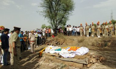 शहीद राकेश यादव को अंतिम विदाई देने उमड़ा जनसैलाब, अंतिम दर्शन को नौगांवा बार्डर पर पहुचे लोग