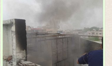 आवासीय बस्ती स्थित हैंडलूम गोदाम में लगी भीषण आग,   मची अफरा तफरी