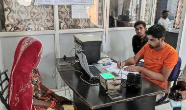 जूसरी ग्राम पंचायत मुख्यालय पर लगी आधार कार्ड नामांकन मशीन