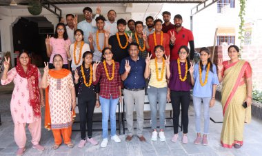 पनोरमा वर्ल्ड स्कूल के दसवीं बोर्ड में  टॉपर विद्यार्थियों का हुआ सम्मान