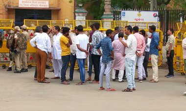 राजस्थान प्रदेश सैनी महासभा द्वारा माली समाज ने अपनी विभिन्न मांगों को लेकर जिला कलेक्ट्रेट के बाहर प्रदर्शन किया