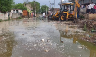 15 मिनट की बरसात ने खोली नगरपालिका की पोल: फिर जेसीबी लेकर पहुंचा प्रशासन