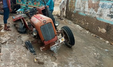 देर रात्रि से शुरू हुई बारिश के बाद सिवरेज के गड्ढे में फंसा ट्रेक्टर