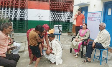 राष्ट्रीय पल्स पोलियो अभियान के तहत सरकारी स्कूल परिसर में छोटे बच्चे को पिलाई गई दो घूंट जिंदगी की