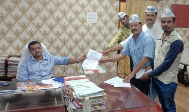 नैनपुरिया में नया पोलिंग बूथ खोलने की मांग को लेकर जिला कलेक्टर को सौंपा ज्ञापन