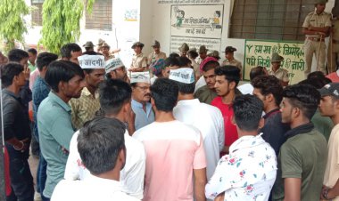 अग्निपथ योजना के पुनर्विचार के लिए प्रदर्शन कर राष्ट्रपति के नाम जिला कलेक्टर को सौंपा ज्ञापन