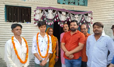 चौरीचौरा के समाजसेवी ने जिला टॉपर आकाश निषाद को किया सम्मानित