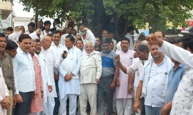 विधायक दीपचंद खैरिया के नेतृत्व में कांग्रेस कार्यकर्ताओं ने प्रधानमंत्री का पुतला किया दहन