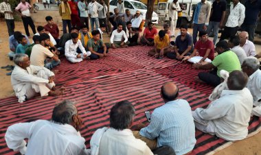 करंट से 2 कार्मिकों की मौत मामले में मांगें पूरी नहीं होने पर धरना शुरू: पुलिस और प्रशासन पर लगाया पीड़ित पक्ष की सुनवाई नहीं करने का आरोप