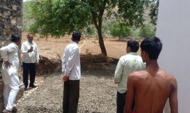 सीओ के निर्देश पर मौका देखने पहुंचे अधिकारी:  निर्माण कार्य मिला चालू