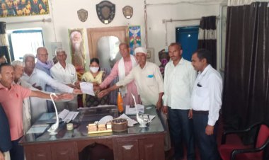 बर्डोद विधालय को दोनो माध्यम में संचालित रखने की मांग को लेकर सौंपा ज्ञापन