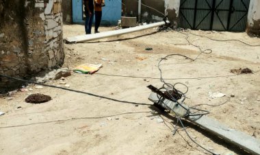 मकराना शहर में मालियों की ढाणी में गिरे विद्युत पोल