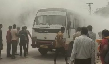 बस में धुआं भरने से मची अफरा - तफरी, सवारियों ने शीशे तोड़कर बचाई जान