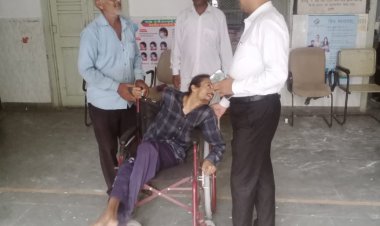 जिला कलक्टर की संवेदनशीलता से दिव्यांग को मिली व्हीलचेयर