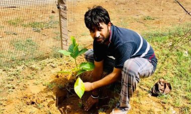 पौंख में फार्म हाउस पर पेड़ पौधे लगा कर मानसून का किया स्वागत