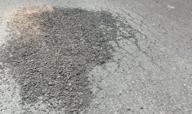 सड़क निर्माण कार्य में घटिया निर्माण सामग्री किया जा रहा उपयोग,  जांच करने की मांग