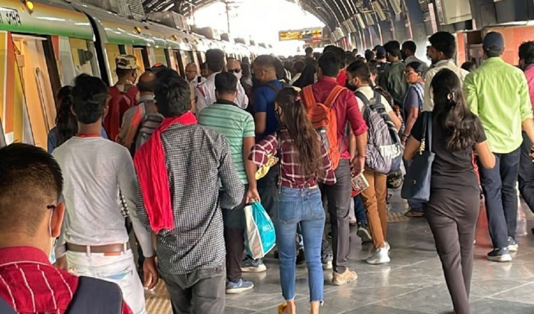 पीक ऑवर में दिल्ली मेट्रो की ब्लू लाइन सेवा प्रभावित, यमुना बैंक स्टेशन पर अफरा-तफरी