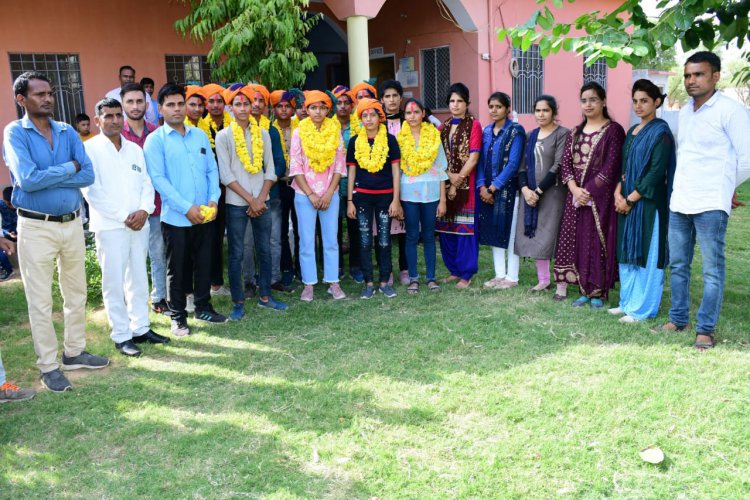 किशोरपुरा मोड़ पर ऑडी चिल्ड्रन एकेडमी इंग्लिश मीडियम स्कूल में दसवीं बोर्ड में उत्तीर्ण रहने वाले छात्र-छात्राओं का किया सम्मान