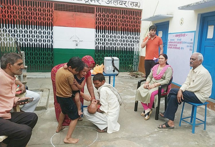 राष्ट्रीय पल्स पोलियो अभियान के तहत सरकारी स्कूल परिसर में छोटे बच्चे को पिलाई गई दो घूंट जिंदगी की