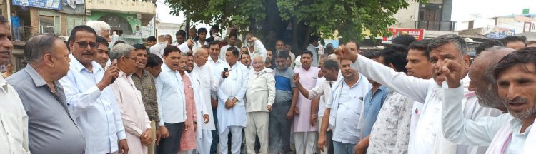 विधायक दीपचंद खैरिया के नेतृत्व में कांग्रेस कार्यकर्ताओं ने प्रधानमंत्री का पुतला किया दहन