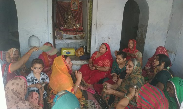 जयपुर से आई महिला श्रद्धालुओं के द्वारा गंगा मंदिर पर हरिकर्तन का किया गया आयोजन