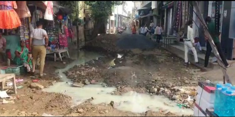 रामगढ़ विधायक ने फिर दी सौगात: मस्जिद वाली गली में सीसी रोड बनाने का कार्य शुरू,गंदे पानी के भराव से मिलेगी निजात
