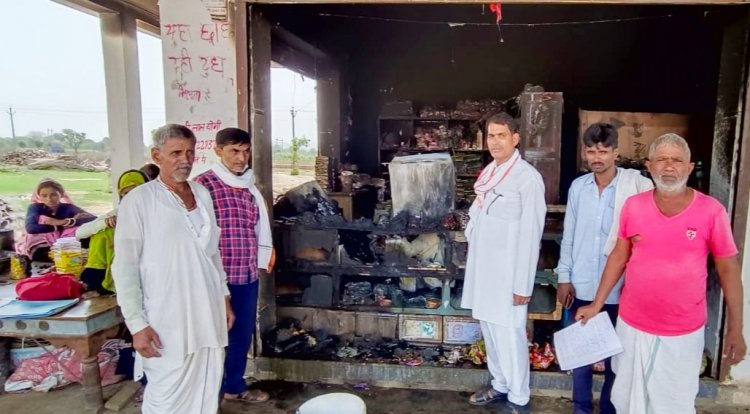 गुढ़ा किशोर दास स्टैंड के पास किराने व चाय की दुकान में लगी आग: लाखों रुपये का हुआ नुकसान
