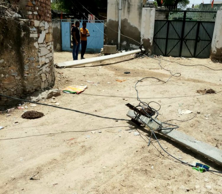 मकराना शहर में मालियों की ढाणी में गिरे विद्युत पोल