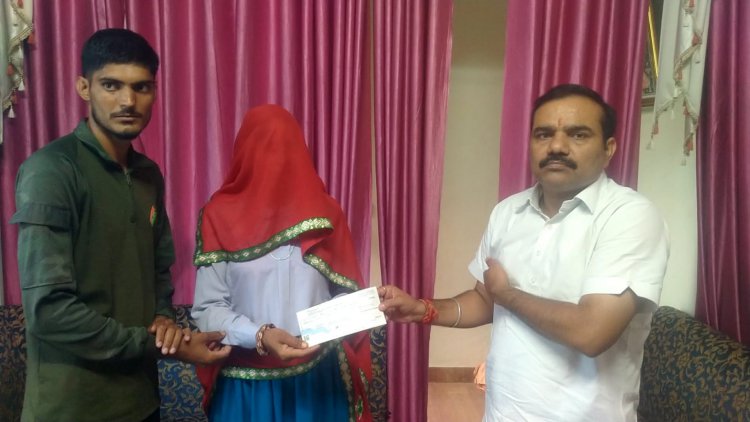 विधवा महिला को भामाशाह ने दिया ₹1लाख का चेक, मानव सेवा परमो धर्म - मनोज घुमरिया