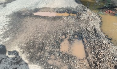 बरसात ने खोली सड़क में हुए भ्रष्टाचार की पोल: कार्य पूर्ण होने से पहले ही गड्ढों में तब्दील, अधिकारी अभी तक नींद में