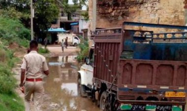 पिकअप चोरी का किया प्रयास, कीचड़ में फंसी तो छोड़कर भागे