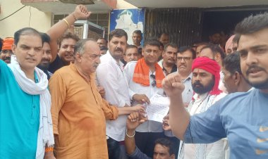 कन्हैयालाल हत्याकांड के विरोध में व्यापारियों ने रामगढ़ बाजार को किया बंद, विरोध प्रदर्शन कर सौंपा ज्ञापन