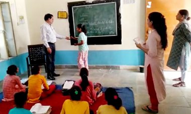 तुसारी स्थित कस्तूरबा गांधी आवासीय विद्यालय का सीबीईओ ने किया औचक निरीक्षण