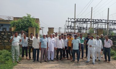 चिरूनी पावर हाउस पर क्षेत्रवासियों ने बिजली कटौती के विरोध में सौंपा ज्ञापन