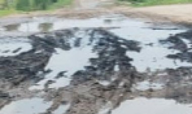 सराय नदी पर रपटा के पास सड़क में बना गहरा गड्ढा: आए दिन बाइक सवार हो रहे हादसे का शिकार