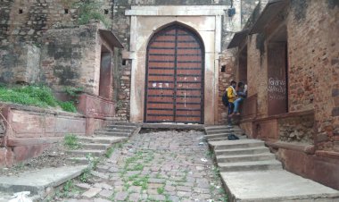 प्रताप दुर्ग के मुख्य गेट पर मिट्टी धंसने से बना गहरा गड्ढा: एक साल गुजर जाने के बाद भी पुरातत्व विभाग नही दे रहा ध्यान