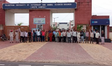 वेतन के अभाव व विभिन्न मांगों को लेकर किया कार्य बहिष्कार