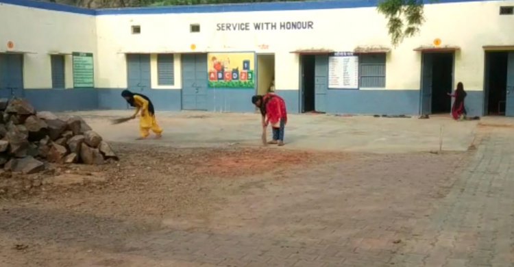स्कूल में प्रार्थना से पहले विद्यालय परिसर में छात्राओ से करवाई जाती है साफ-सफाई