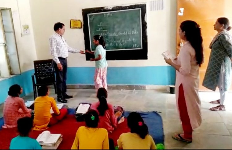 तुसारी स्थित कस्तूरबा गांधी आवासीय विद्यालय का सीबीईओ ने किया औचक निरीक्षण