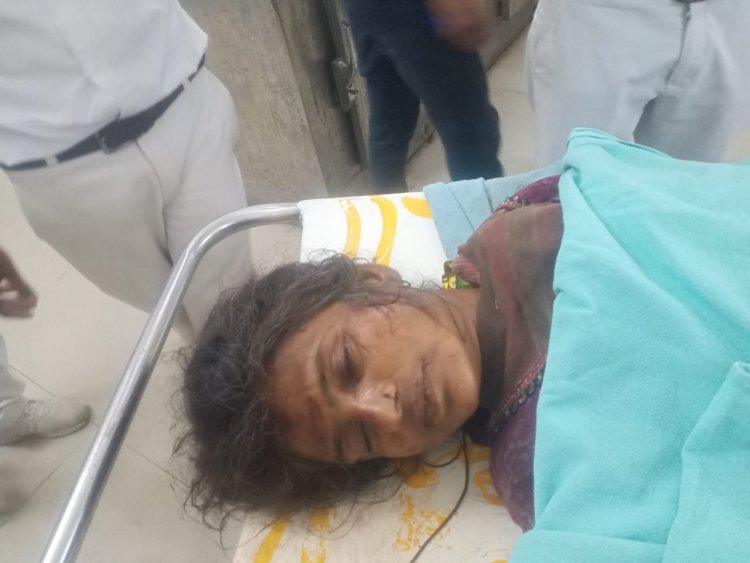 सड़क दुर्घटना में घायल महिला की इलाज के दौरान मौत, शिनाख्त के लिए शव को सामान्य अस्पताल अलवर मोर्चरी में रखवाया