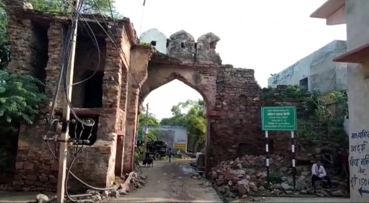 ऐतिहासिक भरतपुर दरवाजा खो रहा अपना अस्तित्व: हादसा होने का अंदेशा, प्रशासन नहीं दे रहा ध्यान