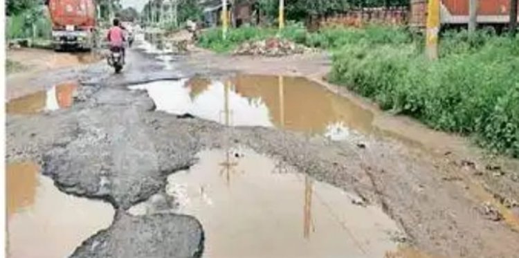 इस्माइलपुर-खैरथल मार्ग क्षतिग्रस्त गड्ढो में भरा बारिश का पानी: हादसे होने का डर आमजन परेशान